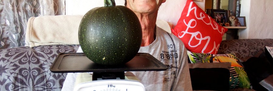 Thys Franken van Hoofweg 137, De Kelders, spog met â€˜n 1.1kg skorsie - so groot soos â€˜n groot spanspek.